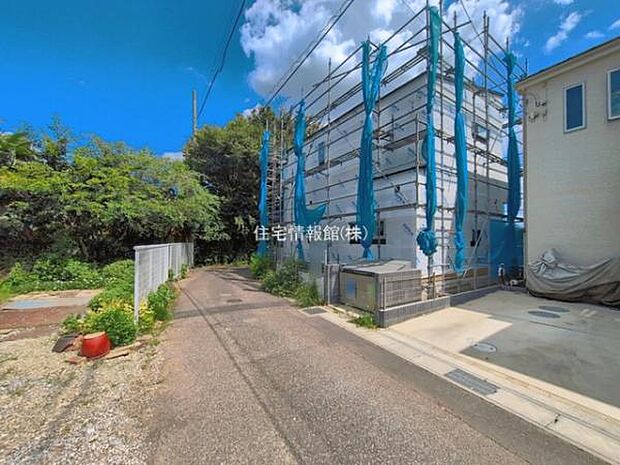 前面道路を含めた現地写真です。