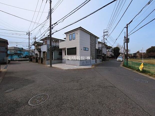 前面道路を含めた現地写真です。