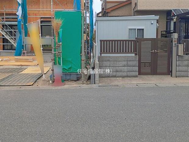 前面道路を含めた現地写真です。