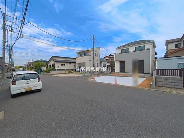 前面道路を含めた現地写真です。