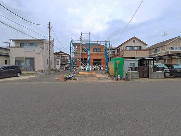 前面道路を含めた現地写真です。