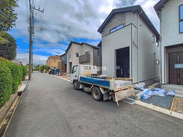 前面道路を含めた現地写真です。