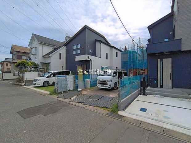 前面道路を含めた現地写真です。