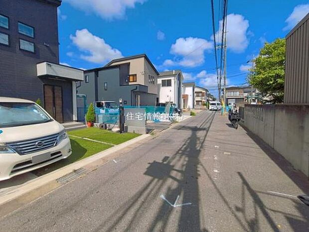 前面道路を含めた現地写真です。