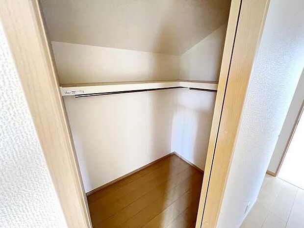 いつでもお部屋をスッキリお使い頂ける収納スペースを設置。