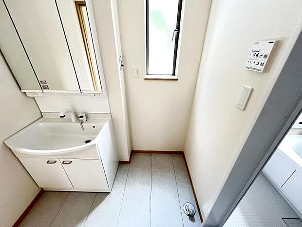 お天気を気にせずお洗濯ができ、室内干し可能です。