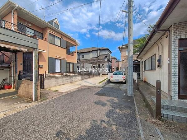 前面道路を含めた現地写真です。
