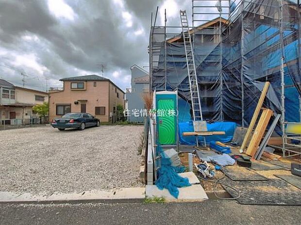 前面道路を含めた現地写真です。