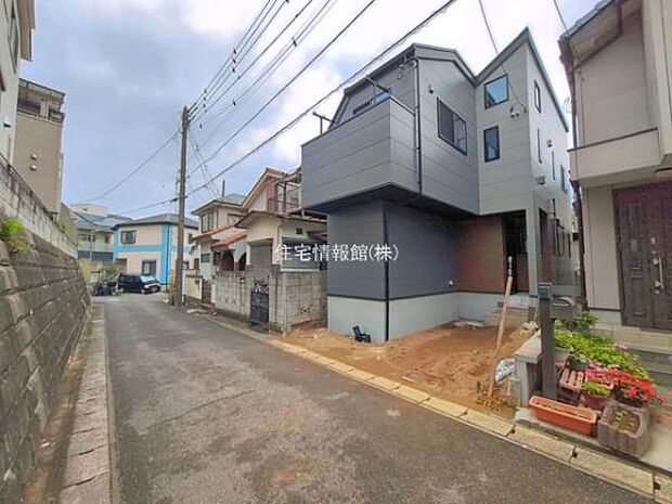 前面道路を含めた現地写真です。