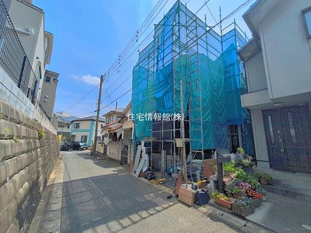 前面道路を含めた現地写真です。