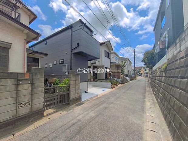 前面道路を含めた現地写真です。