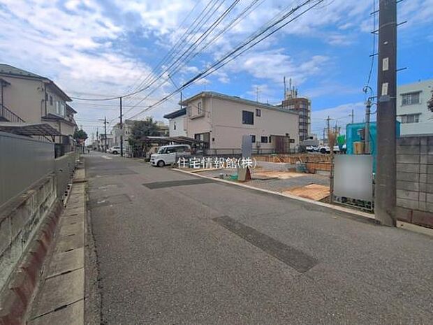 前面道路を含めた現地写真です。