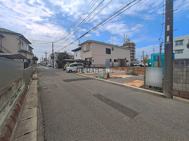 前面道路を含めた現地写真です。