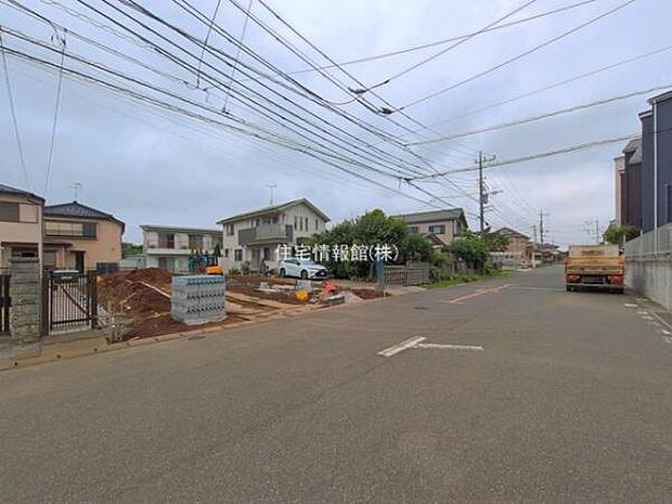前面道路を含めた現地写真です。