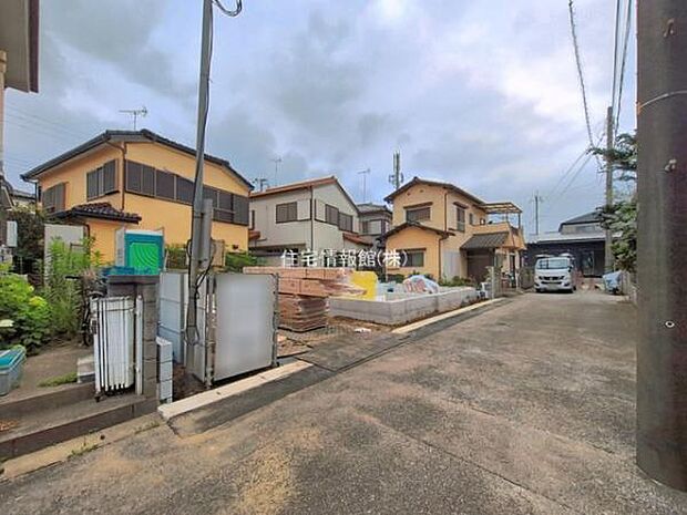 前面道路を含めた現地写真です。
