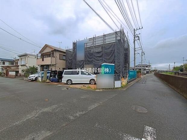 前面道路を含めた現地写真です。