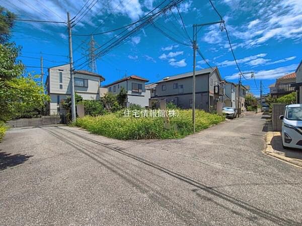 前面道路を含めた現地写真です。