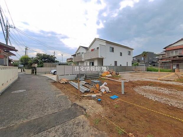 前面道路を含めた現地写真です。