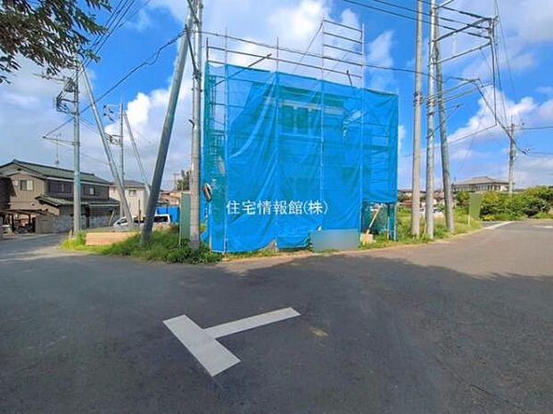 前面道路を含めた現地写真です。