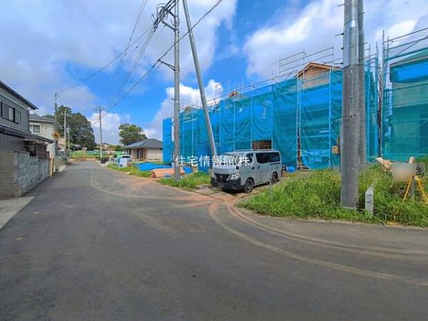 前面道路を含めた現地写真です。