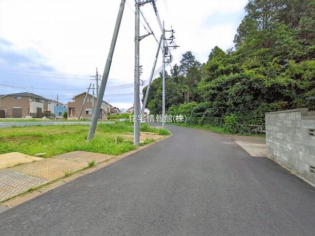 前面道路を含めた現地写真です。