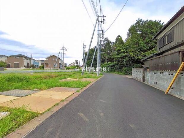 前面道路を含めた現地写真です。