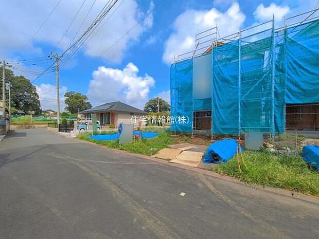 前面道路を含めた現地写真です。