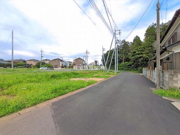 前面道路を含めた現地写真です。