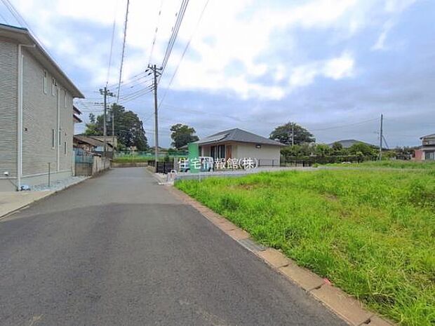 前面道路を含めた現地写真です。