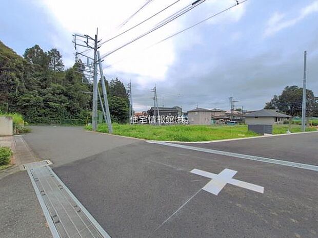 前面道路を含めた現地写真です。