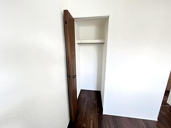 いつでもお部屋をスッキリお使い頂ける収納スペースを設置。
