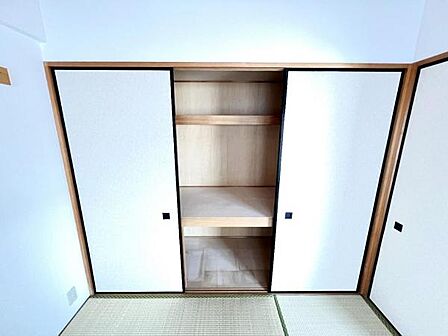 いつでもお部屋をスッキリお使い頂ける収納スペースを設置。