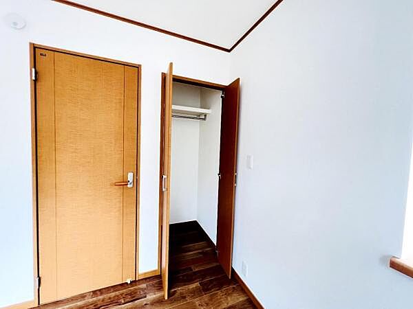 いつでもお部屋をスッキリお使い頂ける収納スペースを設置。