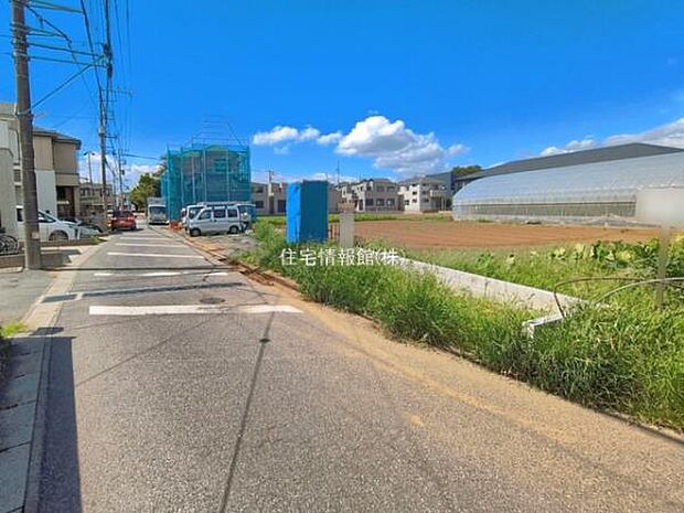 前面道路を含めた現地写真です。