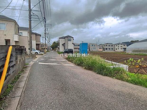 前面道路を含めた現地写真です。