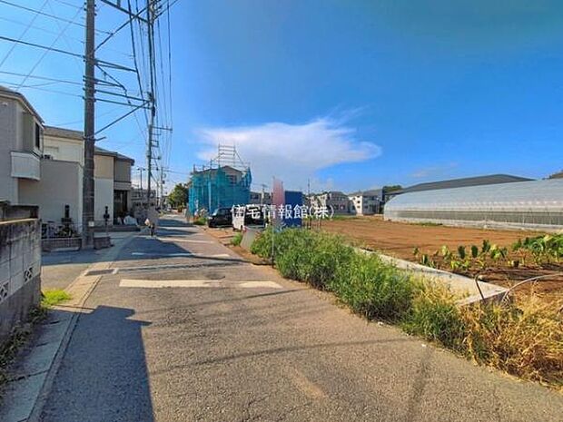 前面道路を含めた現地写真です。