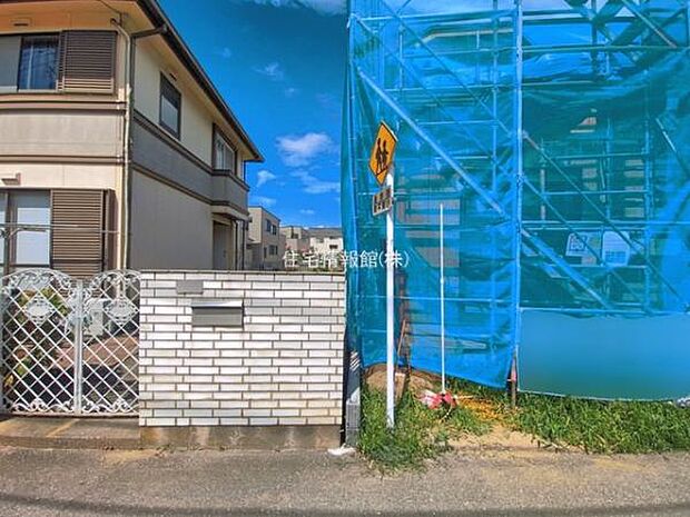 前面道路を含めた現地写真です。