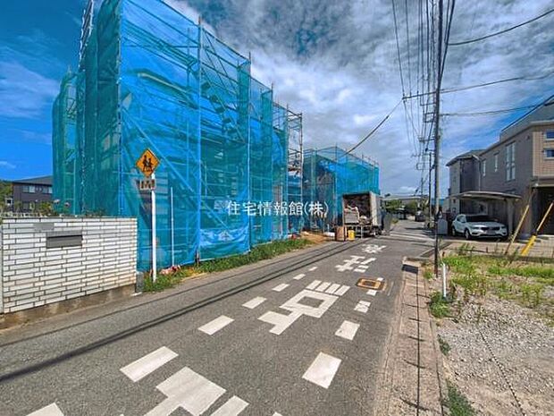 前面道路を含めた現地写真です。