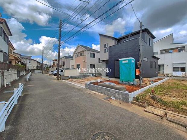 前面道路を含めた現地写真です。