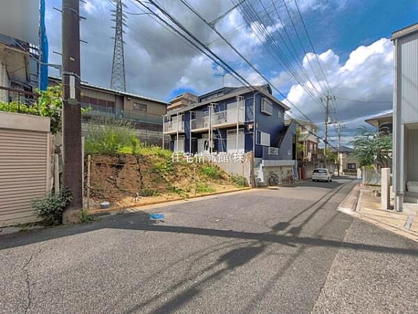 前面道路を含めた現地写真です。