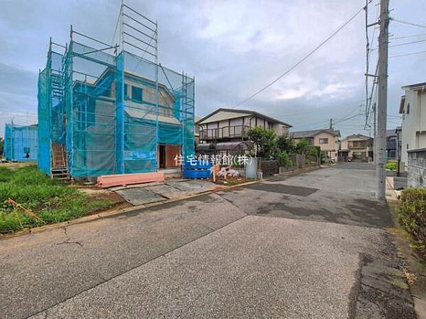 前面道路を含めた現地写真です。