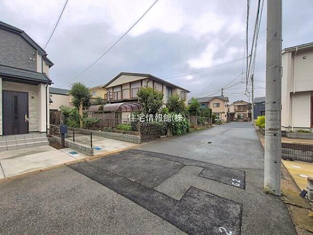 前面道路を含めた現地写真です。