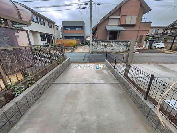 前面道路を含めた現地写真です。