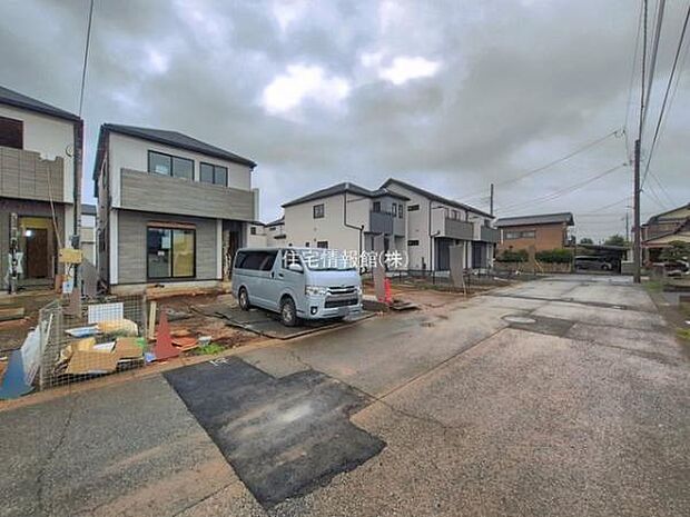 前面道路を含めた現地写真です。