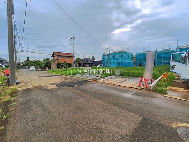 前面道路を含めた現地写真です。
