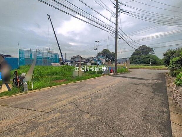 前面道路を含めた現地写真です。