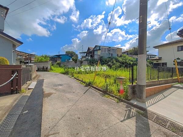 前面道路を含めた現地写真です。