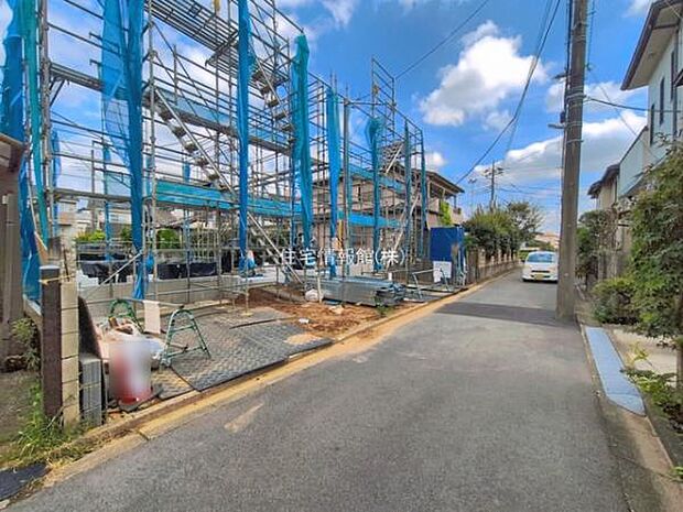 前面道路を含めた現地写真です。