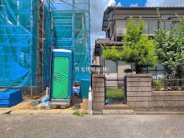 前面道路を含めた現地写真です。