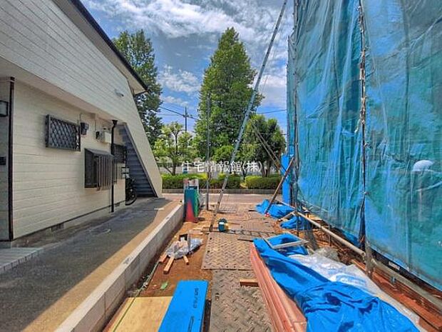 前面道路を含めた現地写真です。
